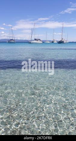 ©B. ROMANKIEWICZ/MAXPPP - 13/05/2021 - ILE DE PORQUEROLLES (VAR) LA SAISON ESTIVALE EST OUVERTE AVEC UN WEEK END PROLONGE PEU APPRES LE DEFINEMENT. LA PLUS GRANDE DES ILES D'-HYERES EST UNE DESTINATION TOURISTIQUE DE CHOIX - Porquerolles Island, im Südosten Frankreichs, mau 13. 2021. Porquerolles ist die größte der drei Inseln des oder im Golf von Hyeres. Porquerolles ist sieben Kilometer lang und 3km Kilometer breit und mit der größten Einwohnerzahl das beliebteste. Stockfoto