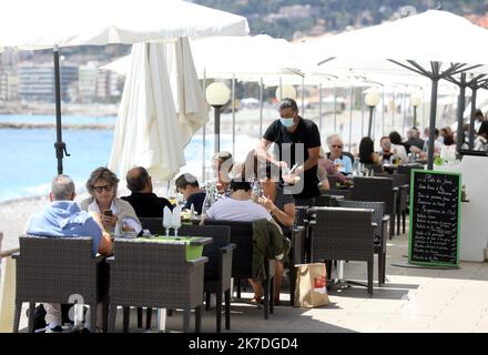 ©PHOTOPQR/NICE MATIN/Jean François Ottonello ; Menton ; 19/05/2021 ; réouverture des Terrasses des Restaurants à Menton Frankreich , Mai 19. 2021 Wiedereröffnung von Café-Terrassen nach langen Monaten der Einschränkung Stockfoto