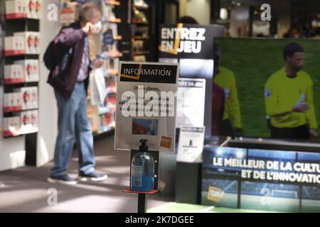 ©Naemie Bourtin / Le Pictorium/MAXPPP - Naemie Bourtin / Le Pictorium - 19/5/2021 - Frankreich / Bouches-du-Rhone / Marseille - Aujourd'hui, le 19 Mai est une etape majeure du deconfinement en France. C'est notammment la reouverture des Magasins non-essentiels. ILS ont MIS en place de nombreuses mesures sanitaires comme le Port du Masque obligatoire et des distanciation sociales. / 19/5/2021 - Frankreich / Bouches-du-Rhone / Marseille - der heutige 19. Mai ist ein wichtiger Schritt im Dekontaminationsprozess in Frankreich. Insbesondere geht es um die Wiedereröffnung nicht notwendiger Geschäfte. Sie haben viele Sanitare eingesetzt Stockfoto