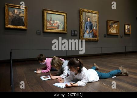 ©PHOTOPQR/LE PARISIEN/Delphine Goldsztejn ; Paris ; 19/05/2021 ; Les musées et Monuments ouverts à Paris et en Province le 19 Mai CE mercredi 19 Mai 2021, les musées et Monuments de France, tout comme les salles de cinéma et de Théâtre, vont pouvoir rouvrir leurs portes, avec un couvre-feu décalé à 21 heures. CES établissements culturels devront toutefois respecter une jauge réduite, de 8 m² par visiteur. La plupart des visites se feront uniquement sur réservation. Réouverture du Musée d'Orsay Sur la photo : Isore (T-Shirt Blanc), Philomène et Maximin Musée d'Orsay 1 Rue de la Légion d'Honneur Stockfoto