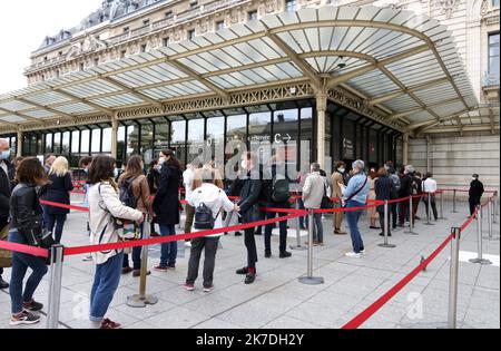 ©PHOTOPQR/LE PARISIEN/Delphine Goldsztejn ; Paris ; 19/05/2021 ; Les musées et Monuments ouverts à Paris et en Province le 19 Mai CE mercredi 19 Mai 2021, les musées et Monuments de France, tout comme les salles de cinéma et de Théâtre, vont pouvoir rouvrir leurs portes, avec un couvre-feu décalé à 21 heures. CES établissements culturels devront toutefois respecter une jauge réduite, de 8 m² par visiteur. La plupart des visites se feront uniquement sur réservation. Réouverture du Musée d'Orsay Musée d'Orsay 1 Rue de la Légion d'Honneur, 75007 Paris Le 19/05/2021 Foto : Delphine Goldsztejn - Stockfoto