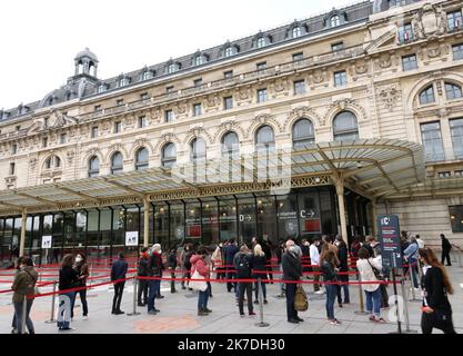 ©PHOTOPQR/LE PARISIEN/Delphine Goldsztejn ; Paris ; 19/05/2021 ; Les musées et Monuments ouverts à Paris et en Province le 19 Mai CE mercredi 19 Mai 2021, les musées et Monuments de France, tout comme les salles de cinéma et de Théâtre, vont pouvoir rouvrir leurs portes, avec un couvre-feu décalé à 21 heures. CES établissements culturels devront toutefois respecter une jauge réduite, de 8 m² par visiteur. La plupart des visites se feront uniquement sur réservation. Réouverture du Musée d'Orsay Musée d'Orsay 1 Rue de la Légion d'Honneur, 75007 Paris Le 19/05/2021 Foto : Delphine Goldsztejn - Stockfoto