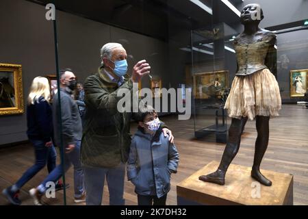 ©PHOTOPQR/LE PARISIEN/Delphine Goldsztejn ; Paris ; 19/05/2021 ; Les musées et Monuments ouverts à Paris et en Province le 19 Mai CE mercredi 19 Mai 2021, les musées et Monuments de France, tout comme les salles de cinéma et de Théâtre, vont pouvoir rouvrir leurs portes, avec un couvre-feu décalé à 21 heures. CES établissements culturels devront toutefois respecter une jauge réduite, de 8 m² par visiteur. La plupart des visites se feront uniquement sur réservation. Réouverture du Musée d'Orsay Musée d'Orsay 1 Rue de la Légion d'Honneur, 75007 Paris Le 19/05/2021 Foto : Delphine Goldsztejn - Stockfoto