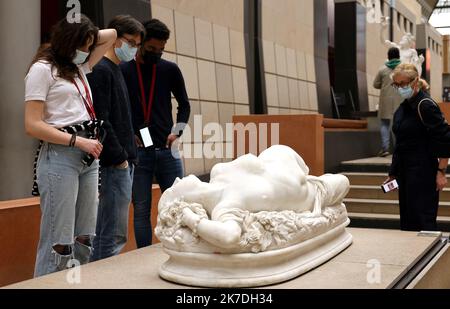 ©PHOTOPQR/LE PARISIEN/Delphine Goldsztejn ; Paris ; 19/05/2021 ; Les musées et Monuments ouverts à Paris et en Province le 19 Mai CE mercredi 19 Mai 2021, les musées et Monuments de France, tout comme les salles de cinéma et de Théâtre, vont pouvoir rouvrir leurs portes, avec un couvre-feu décalé à 21 heures. CES établissements culturels devront toutefois respecter une jauge réduite, de 8 m² par visiteur. La plupart des visites se feront uniquement sur réservation. Réouverture du Musée d'Orsay Musée d'Orsay 1 Rue de la Légion d'Honneur, 75007 Paris Le 19/05/2021 Foto : Delphine Goldsztejn - Stockfoto