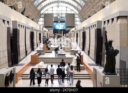 ©PHOTOPQR/LE PARISIEN/Delphine Goldsztejn ; Paris ; 19/05/2021 ; Les musées et Monuments ouverts à Paris et en Province le 19 Mai CE mercredi 19 Mai 2021, les musées et Monuments de France, tout comme les salles de cinéma et de Théâtre, vont pouvoir rouvrir leurs portes, avec un couvre-feu décalé à 21 heures. CES établissements culturels devront toutefois respecter une jauge réduite, de 8 m² par visiteur. La plupart des visites se feront uniquement sur réservation. Réouverture du Musée d'Orsay Musée d'Orsay 1 Rue de la Légion d'Honneur, 75007 Paris Le 19/05/2021 Foto : Delphine Goldsztejn - Stockfoto