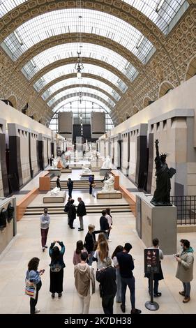 ©PHOTOPQR/LE PARISIEN/Delphine Goldsztejn ; Paris ; 19/05/2021 ; Les musées et Monuments ouverts à Paris et en Province le 19 Mai CE mercredi 19 Mai 2021, les musées et Monuments de France, tout comme les salles de cinéma et de Théâtre, vont pouvoir rouvrir leurs portes, avec un couvre-feu décalé à 21 heures. CES établissements culturels devront toutefois respecter une jauge réduite, de 8 m² par visiteur. La plupart des visites se feront uniquement sur réservation. Réouverture du Musée d'Orsay Musée d'Orsay 1 Rue de la Légion d'Honneur, 75007 Paris Le 19/05/2021 Foto : Delphine Goldsztejn - Stockfoto