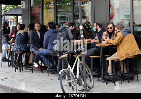 ©PHOTOPQR/LE PARISIEN/Delphine Goldsztejn ; Paris ; 19/05/2021 ; Après plus de Six mois de fermeture liée à l'épidémie de Covid-19, les Bars et Restaurants rouvrent leurs Terrasses ce mercredi 19 Mai . Paris 11ème Le 19/05/2021 Foto : Delphine Goldsztejn Frankreich, Mai 19. 2021 Wiedereröffnung der Café-Terrassen nach langen Monaten der Beschränkung Stockfoto