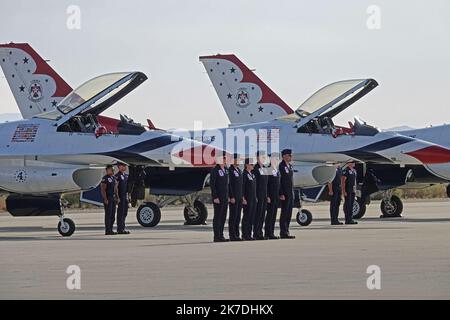 Edwards AFB, CA / USA - 15. Oktober 2022: United States Air Force (USAF) Thunderbirds-Piloten standen nach einem erfolgreichen Flug vor Zuschauern. Stockfoto