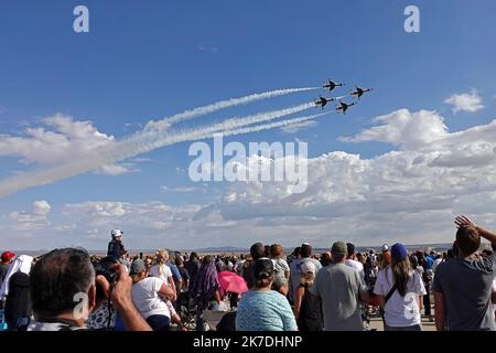 Edwards AFB, California / USA - 15. Oktober 2022: Die United States Air Force (USAF) Thunderbirds Air Demonstration Squadron tritt für Zuschauer auf. Stockfoto