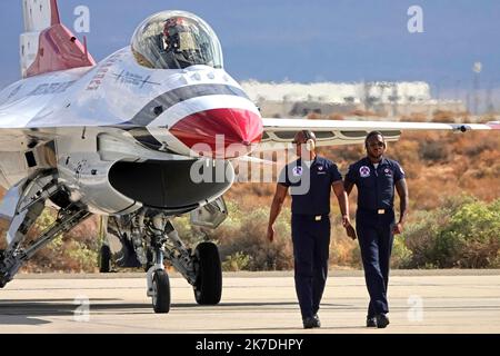 Edwards AFB, California / USA - 15. Oktober 2022: Ein Fluggeschwader der United States Air Force (USAF) Thunderbirds und eine Bodenbesatzung werden gezeigt. Stockfoto