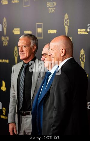 Paris, Frankreich. 17. Oktober 2022. Didier Deschamps, Noel Le Graet und Guy Stephan während der roten Teppich-Zeremonie des Ballon d'Or (Golden Ball) France Football 2022 am 17. Oktober 2022 im Theater du Chatelet in Paris, Frankreich - Foto Antoine Massinon/A2M Sport Consulting/DPPI Credit: DPPI Media/Alamy Live News Stockfoto