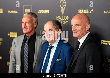 Paris, Frankreich. 17. Oktober 2022. Didier Deschamps, Noel Le Graet und Guy Stephan während der roten Teppich-Zeremonie des Ballon d'Or (Golden Ball) France Football 2022 am 17. Oktober 2022 im Theater du Chatelet in Paris, Frankreich - Foto Antoine Massinon/A2M Sport Consulting/DPPI Credit: DPPI Media/Alamy Live News Stockfoto