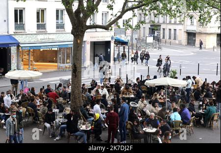 ©PHOTOPQR/LE PARISIEN/Delphine Goldsztejn ; Paris ; 21/05/2021 ; Après plus de Six mois de fermeture liée à l'épidémie de Covid-19, les Bars et Restaurants rouvrent leurs Terrasses ce mercredi 19 Mai . Beaucoup de monde en Terrasse ce Premier vendredi soir depuis la réouverture des Terrasses Place de la Bastille Le 21/05/2021 Foto : Delphine Goldsztejn - Paris, Frankreich, Mai 21. 2021. Am ersten freitag durften die Bars und Restaurants auf den Terrassen wieder eröffnet werden Stockfoto