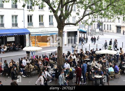 ©PHOTOPQR/LE PARISIEN/Delphine Goldsztejn ; Paris ; 21/05/2021 ; Après plus de Six mois de fermeture liée à l'épidémie de Covid-19, les Bars et Restaurants rouvrent leurs Terrasses ce mercredi 19 Mai . Beaucoup de monde en Terrasse ce Premier vendredi soir depuis la réouverture des Terrasses Place de la Bastille Le 21/05/2021 Foto : Delphine Goldsztejn - Paris, Frankreich, Mai 21. 2021. Am ersten freitag durften die Bars und Restaurants auf den Terrassen wieder eröffnet werden Stockfoto