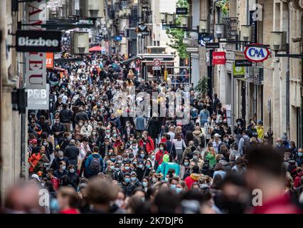 â©PHOTOPQR/Sud OUEST/David Thierry ; Bordeaux ; 22/05/2021 ; LÃ©gende Bordeaux 22 Mai 2021 rue Sainte Catherine, Ambiance Ville Premier week-end de rÃ©ouverture des commerces ce samedi aprÃ©s DÃ©confinement: Foule en ville et dans les commerces, reportage - Unlockdown in the South of France... Stockfoto