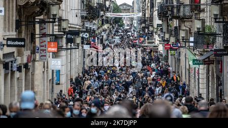 â©PHOTOPQR/Sud OUEST/David Thierry ; Bordeaux ; 22/05/2021 ; LÃ©gende Bordeaux 22 Mai 2021 rue Sainte Catherine, Ambiance Ville Premier week-end de rÃ©ouverture des commerces ce samedi aprÃ©s DÃ©confinement: Foule en ville et dans les commerces, reportage - Unlockdown in the South of France... Stockfoto