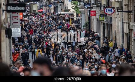 â©PHOTOPQR/Sud OUEST/David Thierry ; Bordeaux ; 22/05/2021 ; LÃ©gende Bordeaux 22 Mai 2021 rue Sainte Catherine, Ambiance Ville Premier week-end de rÃ©ouverture des commerces ce samedi aprÃ©s DÃ©confinement: Foule en ville et dans les commerces, reportage - Unlockdown in the South of France... Stockfoto