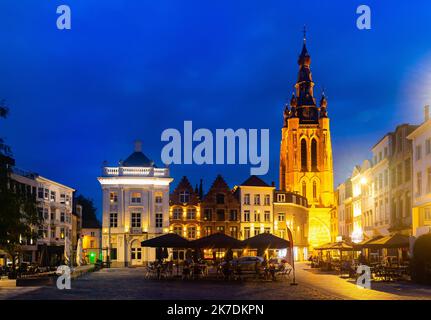 Dämmerungsfoto der St.-Martin-Kirche in Kortrijk Stockfoto