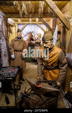 ©Arnaud BEINAT/Maxppp. 2021/05/24, Passchendaelle, Flandres, Belgique. Maréchal Ferrand au travail dans une galerie souterraine reconstituée Dans le Musée de Passchendaelle Stockfoto