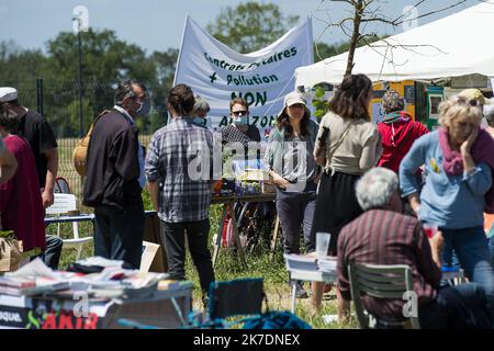 ©PHOTOPQR/PRESSE OCEAN/Olivier Lanrivain ; MONTBERT ; 29/05/2021 ; Rassemblement. Le collectif contre l'Implantation d'amazon sur le site de l'ancien Hôpital de Montbert a organisé une foire ce samedi 29 Mai avec d'autres collectifs et la Presence du maire de Grenoble, Eric Piolle et Mathieu Orphelin, candidat EELV aux Régionale. Photo Presse Ocean - Olivier Lanrivain Kundgebung gegen das Projekt zum Bau einer Amazon-Plattform in Monbert, in der Nähe von Nantes, Westfrankreich, am 29. Mai 2021. Stockfoto