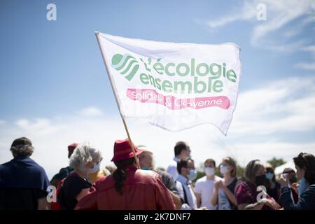 ©PHOTOPQR/PRESSE OCEAN/Olivier Lanrivain ; MONTBERT ; 29/05/2021 ; Rassemblement. Le collectif contre l'Implantation d'amazon sur le site de l'ancien Hôpital de Montbert a organisé une foire ce samedi 29 Mai avec d'autres collectifs et la Presence du maire de Grenoble, Eric Piolle et Mathieu Orphelin, candidat EELV aux Régionale. Photo Presse Ocean - Olivier Lanrivain Kundgebung gegen das Projekt zum Bau einer Amazon-Plattform in Monbert, in der Nähe von Nantes, Westfrankreich, am 29. Mai 2021. Stockfoto