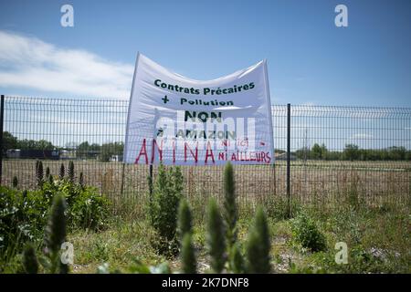 ©PHOTOPQR/PRESSE OCEAN/Olivier Lanrivain ; MONTBERT ; 29/05/2021 ; Rassemblement. Le collectif contre l'Implantation d'amazon sur le site de l'ancien Hôpital de Montbert a organisé une foire ce samedi 29 Mai avec d'autres collectifs et la Presence du maire de Grenoble, Eric Piolle et Mathieu Orphelin, candidat EELV aux Régionale. Photo Presse Ocean - Olivier Lanrivain Kundgebung gegen das Projekt zum Bau einer Amazon-Plattform in Monbert, in der Nähe von Nantes, Westfrankreich, am 29. Mai 2021. Stockfoto