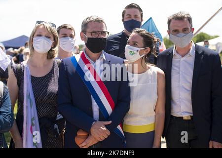 ©PHOTOPQR/PRESSE OCEAN/Olivier Lanrivain ; MONTBERT ; 29/05/2021 ; Rassemblement. Le collectif contre l'Implantation d'amazon sur le site de l'ancien Hôpital de Montbert a organisé une foire ce samedi 29 Mai avec d'autres collectifs et la Presence du maire de Grenoble, Eric Piolle et Mathieu Orphelin, candidat EELV aux Régionale. Photo Presse Ocean - Olivier Lanrivain Kundgebung gegen das Projekt zum Bau einer Amazon-Plattform in Monbert, in der Nähe von Nantes, Westfrankreich, am 29. Mai 2021. Stockfoto