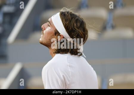 ©PHOTOPQR/LE PARISIEN/olivier corsan ; Paris ; 30/05/2021 ; Paris, Frankreich, le 30 Mai 2021. Tournoi Open du Grand Chelem sur terre battue de Roland Garros 1er Tour Nocturne sur le Central Stephanos Tsitsipas (GRE) sur la photo contre Jérémy Chardy (FRA) Stockfoto