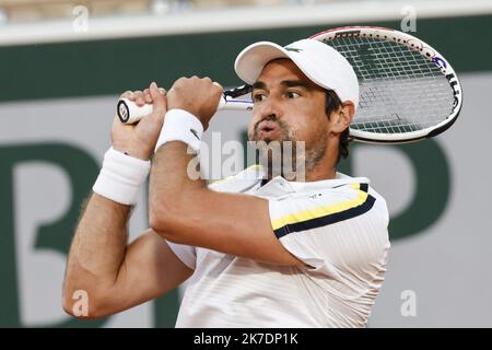 ©PHOTOPQR/LE PARISIEN/olivier corsan ; Paris ; 30/05/2021 ; Paris, Frankreich, le 30 Mai 2021. Tournoi Open du Grand Chelem sur terre battue de Roland Garros 1er Tour Nocturne sur le Central Jérémy Chardy (FRA) sur la photo contre Stephanos Tsitsipas (GRE) Stockfoto