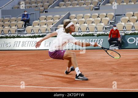 ©PHOTOPQR/LE PARISIEN/olivier corsan ; Paris ; 30/05/2021 ; Paris, Frankreich, le 30 Mai 2021. Tournoi Open du Grand Chelem sur terre battue de Roland Garros 1er Tour Nocturne sur le Central Stephanos Tsitsipas (GRE) sur la photo contre Jérémy Chardy (FRA) Stockfoto