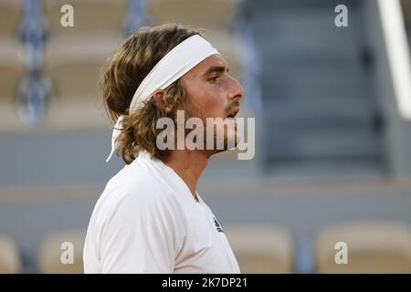 ©PHOTOPQR/LE PARISIEN/olivier corsan ; Paris ; 30/05/2021 ; Paris, Frankreich, le 30 Mai 2021. Tournoi Open du Grand Chelem sur terre battue de Roland Garros 1er Tour Nocturne sur le Central Stephanos Tsitsipas (GRE) sur la photo contre Jérémy Chardy (FRA) Stockfoto