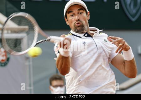 ©PHOTOPQR/LE PARISIEN/olivier corsan ; Paris ; 30/05/2021 ; Paris, Frankreich, le 30 Mai 2021. Tournoi Open du Grand Chelem sur terre battue de Roland Garros 1er Tour Nocturne sur le Central Jérémy Chardy (FRA) sur la photo contre Stephanos Tsitsipas (GRE) Stockfoto