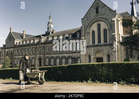 ©PHOTOPQR/LE PARISIEN/ARNAUD DUMONTIER ; Bégrolles-en-Mauges ; 23/03/2021 ; Bégrolles-en-Mauges (Maine-et-Loire), mars 2021. Wir sind in der Lage, uns in die Welt der Abbaye zu versetzen. Notre-Dame de Bellefontaine avec les moines du monastère. Le Frère Benjamin entrain d'entretenir les espaces verts de l'abbaye © Arnaud Dumontier pour Le Parisien Wochenende - 2021/05/31. Bericht über das Eintauchen in die Abtei Notre-Dame de Bellefontaine mit den Mönchen des Klosters. Stockfoto