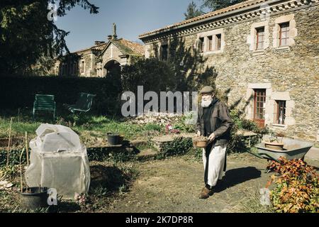 ©PHOTOPQR/LE PARISIEN/ARNAUD DUMONTIER ; Bégrolles-en-Mauges ; 23/03/2021 ; Bégrolles-en-Mauges (Maine-et-Loire), mars 2021. Wir sind in der Lage, uns in die Welt der Abbaye zu versetzen. Notre-Dame de Bellefontaine avec les moines du monastère. Le Frère Benjamin entrain d'entretenir les espaces verts de l'abbaye © Arnaud Dumontier pour Le Parisien Wochenende - 2021/05/31. Bericht über das Eintauchen in die Abtei Notre-Dame de Bellefontaine mit den Mönchen des Klosters. Stockfoto