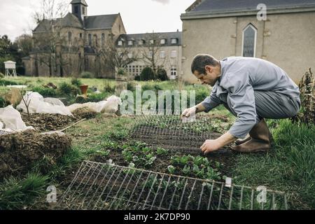 ©PHOTOPQR/LE PARISIEN/ARNAUD DUMONTIER ; Bégrolles-en-Mauges ; 23/03/2021 ; Bégrolles-en-Mauges (Maine-et-Loire), mars 2021. Wir sind in der Lage, uns in die Welt der Abbaye zu versetzen. Notre-Dame de Bellefontaine avec les moines du monastère. Le Frère Vincent s'occupe du potager. © Arnaud Dumontier pour Le Parisien Wochenende - 2021/05/31. Bericht über das Eintauchen in die Abtei Notre-Dame de Bellefontaine mit den Mönchen des Klosters. Stockfoto