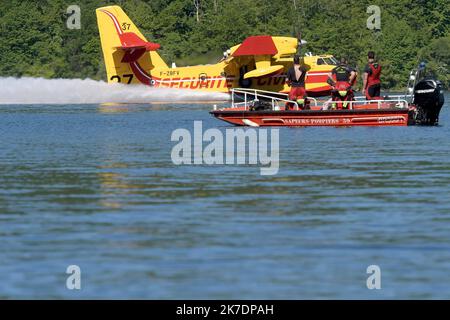 ©PHOTOPQR/LE PROGRES/Philippe TRIAS - 31/05/2021 - Exercice feu de forêt, Maisod, 31 Mai 2021. -Exercice de feu de forêt avec l'appui d'un bombardier d'Eau Canadair sur la Zone de Maisod et le lac de Vouglans. Le bombardier d'Eau Canadair en peine manœuvre d'écopage, sur le lac de Vouglans, face à la base nautique de Bellecin. - 2021/05/31. Waldbrandübung mit Unterstützung eines Canadair-Wasserbombers Stockfoto