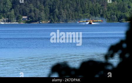 ©PHOTOPQR/LE PROGRES/Philippe TRIAS - 31/05/2021 - Exercice feu de forêt, Maisod, 31 Mai 2021. -Exercice de feu de forêt avec l'appui d'un bombardier d'Eau Canadair sur la Zone de Maisod et le lac de Vouglans. Le bombardier d'Eau Canadair en peine manœuvre d'écopage, sur le lac de Vouglans, face à la base nautique de Bellecin. - 2021/05/31. Waldbrandübung mit Unterstützung eines Canadair-Wasserbombers Stockfoto