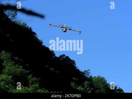 ©PHOTOPQR/LE PROGRES/Philippe TRIAS - 31/05/2021 - Exercice feu de forêt, Maisod, 31 Mai 2021. -Exercice de feu de forêt avec l'appui d'un bombardier d'Eau Canadair sur la Zone de Maisod et le lac de Vouglans. - 2021/05/31. Waldbrandübung mit Unterstützung eines Canadair-Wasserbombers Stockfoto