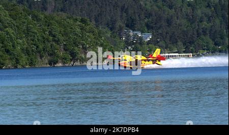 ©PHOTOPQR/LE PROGRES/Philippe TRIAS - 31/05/2021 - Exercice feu de forêt, Maisod, 31 Mai 2021. -Exercice de feu de forêt avec l'appui d'un bombardier d'Eau Canadair sur la Zone de Maisod et le lac de Vouglans. Le bombardier d'Eau Canadair en peine manœuvre d'écopage, sur le lac de Vouglans, face à la base nautique de Bellecin. - 2021/05/31. Waldbrandübung mit Unterstützung eines Canadair-Wasserbombers Stockfoto