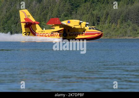 ©PHOTOPQR/LE PROGRES/Philippe TRIAS - 31/05/2021 - Exercice feu de forêt, Maisod, 31 Mai 2021. -Exercice de feu de forêt avec l'appui d'un bombardier d'Eau Canadair sur la Zone de Maisod et le lac de Vouglans. Le bombardier d'Eau Canadair en peine manœuvre d'écopage, sur le lac de Vouglans, face à la base nautique de Bellecin. - 2021/05/31. Waldbrandübung mit Unterstützung eines Canadair-Wasserbombers Stockfoto