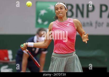 ©Sebastien Muylaert/MAXPPP - die Französin Caroline Garcia spielt beim zweiten Spiel der Frauen gegen die Slowenin Polona Hercog am vierten Tag der French Open 2021 bei Roland Garros in Paris eine Vorhand. 02.06.2021 Stockfoto