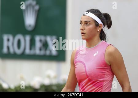 ©Sebastien Muylaert/MAXPPP - Caroline Garcia aus Frankreich reagiert während des zweiten Spiels seiner Frauen gegen Polona Hercog aus Slowenien am vierten Tag der French Open 2021 bei Roland Garros in Paris, Frankreich. 02.06.2021 Stockfoto