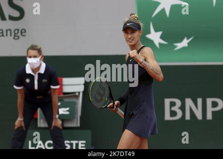 ©Sebastien Muylaert/MAXPPP - Polona Hercog aus Slowenien reagiert während des zweiten Spiels ihrer Frauen gegen Caroline Garcia aus Frankreich am vierten Tag der French Open 2021 bei Roland Garros in Paris, Frankreich. 02.06.2021 Stockfoto