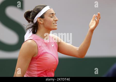 ©Sebastien Muylaert/MAXPPP - Caroline Garcia aus Frankreich reagiert während des zweiten Spiels seiner Frauen gegen Polona Hercog aus Slowenien am vierten Tag der French Open 2021 bei Roland Garros in Paris, Frankreich. 02.06.2021 Stockfoto