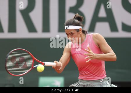 ©Sebastien Muylaert/MAXPPP - die Französin Caroline Garcia spielt beim zweiten Spiel der Frauen gegen die Slowenin Polona Hercog am vierten Tag der French Open 2021 bei Roland Garros in Paris eine Vorhand. 02.06.2021 Stockfoto