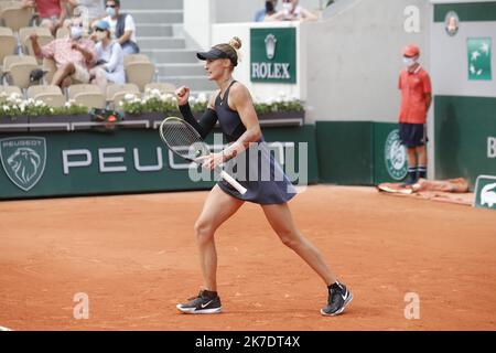 ©Sebastien Muylaert/MAXPPP - Polona Hercog aus Slowenien reagiert während des zweiten Spiels ihrer Frauen gegen Caroline Garcia aus Frankreich am vierten Tag der French Open 2021 bei Roland Garros in Paris, Frankreich. 02.06.2021 Stockfoto