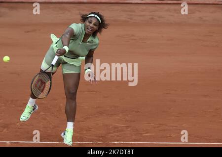 ©Sebastien Muylaert/MAXPPP - Serena Williams aus den Vereinigten Staaten ist am vierten Tag der French Open 2021 bei Roland Garros in Paris, Frankreich, im zweiten Lauf der Frauen gegen Mihaela Buzarnescu aus Rumänien im Dienst. 02.06.2021 Stockfoto