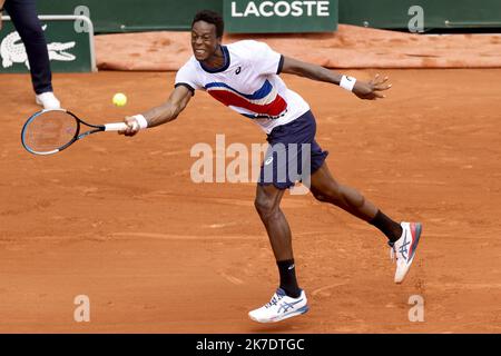 ©Sebastien Muylaert/MAXPPP - der Franzose Gael Monfils spielt während seines zweiten Männerspiels gegen den Schweden Mikael Ymer am fünften Tag der French Open 2021 bei Roland Garros in Paris eine Vorhand. 03.06.2021 Stockfoto