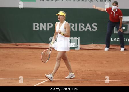 ©Sebastien Muylaert/MAXPPP - Anet Kontaveit aus Estland reagiert während des zweiten Spiels ihrer Frauen gegen Kristina Mladenovic aus Frankreich am fünften Tag der French Open 2021 bei Roland Garros in Paris, Frankreich. 03.06.2021 Stockfoto