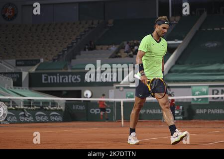 ©Sebastien Muylaert/MAXPPP - der Spanier Rafael Nadal reagiert während seines zweiten Wettspiels der Herren gegen den Franzosen Richard Gasquet am fünften Tag der French Open 2021 bei Roland Garros in Paris. 03.06.2021 Stockfoto